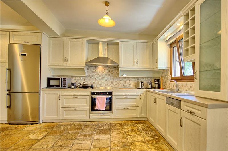 3 bedroom villa with pool, near Acharavi, sleeps 8