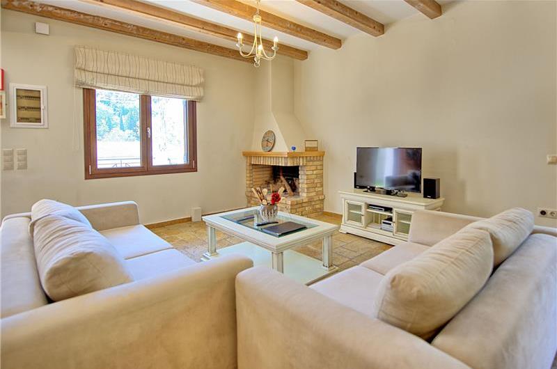 3 bedroom villa with pool, near Acharavi, sleeps 8