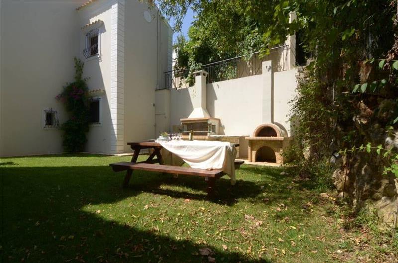 3 bedroom villa with pool, near Acharavi, sleeps 8