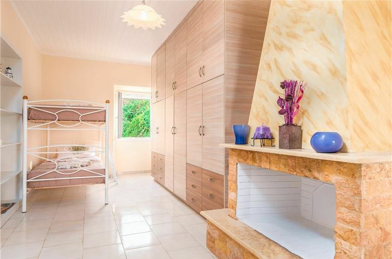 5 bedroom villa with pool & seaview, Perithia, sleeps 10