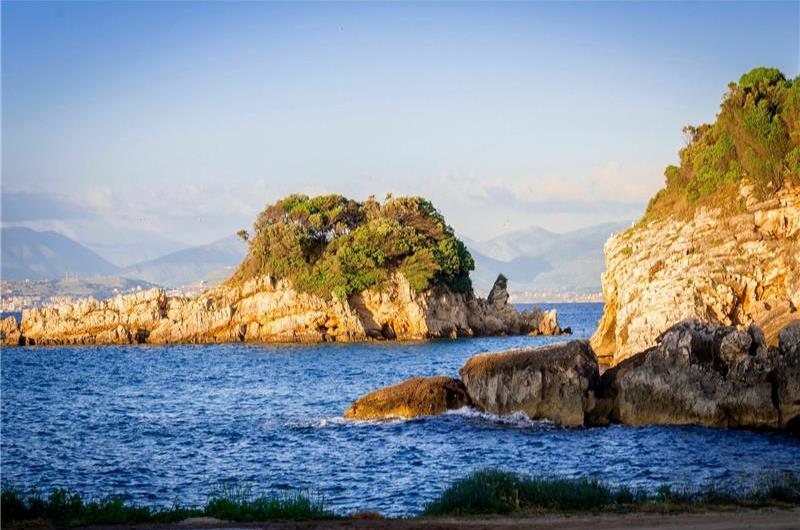 5 bedroom villa with pool & seaview, Perithia, sleeps 10