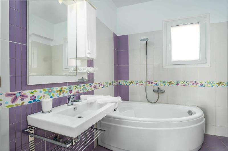 5 bedroom villa with pool & seaview, Perithia, sleeps 10