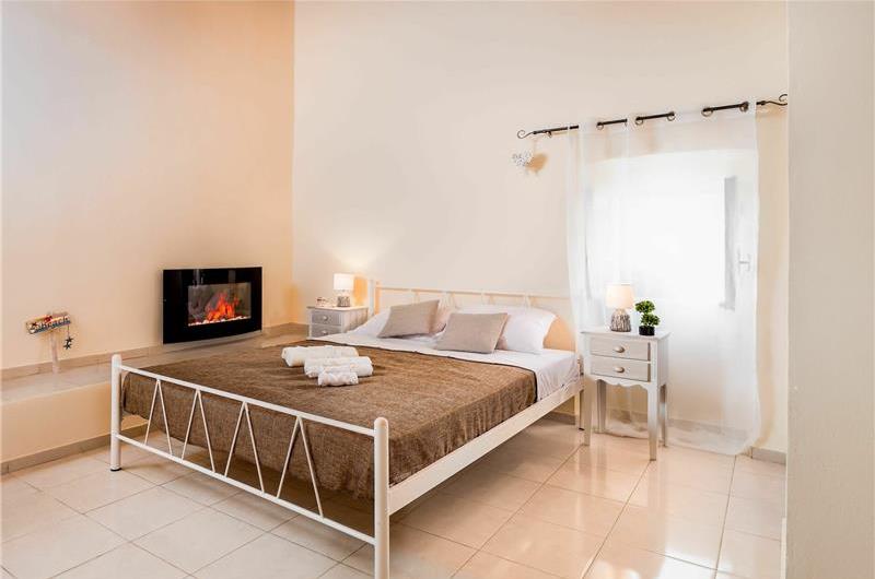 5 bedroom villa with pool & seaview, Perithia, sleeps 10