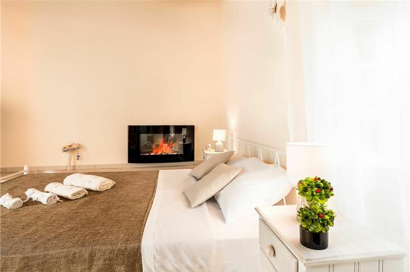 5 bedroom villa with pool & seaview, Perithia, sleeps 10