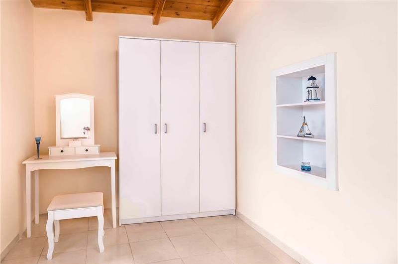 5 bedroom villa with pool & seaview, Perithia, sleeps 10