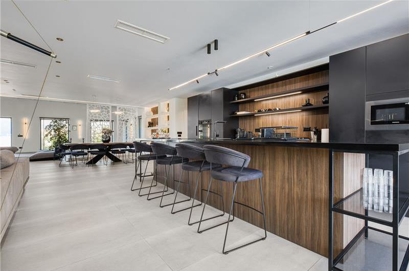 5 bedroom luxury seaside villa with indoor & outdoor pool, near Acharavi, sleeps 10