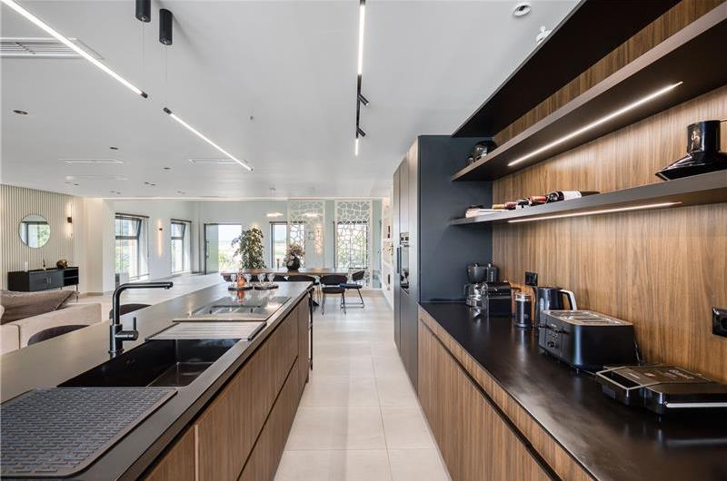 5 bedroom luxury seaside villa with indoor & outdoor pool, near Acharavi, sleeps 10