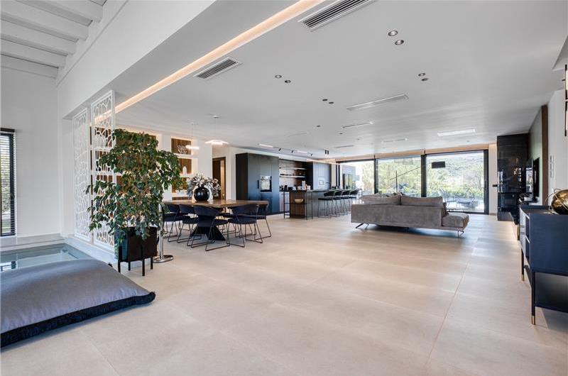 5 bedroom luxury seaside villa with indoor & outdoor pool, near Acharavi, sleeps 10