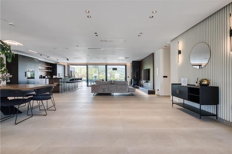 5 bedroom luxury seaside villa with indoor & outdoor pool, near Acharavi, sleeps 10