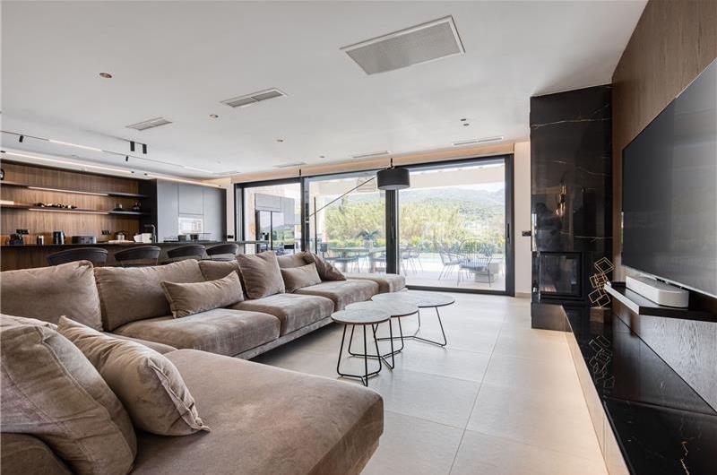 5 bedroom luxury seaside villa with indoor & outdoor pool, near Acharavi, sleeps 10