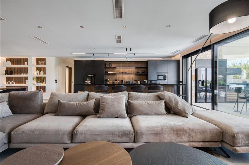 5 bedroom luxury seaside villa with indoor & outdoor pool, near Acharavi, sleeps 10