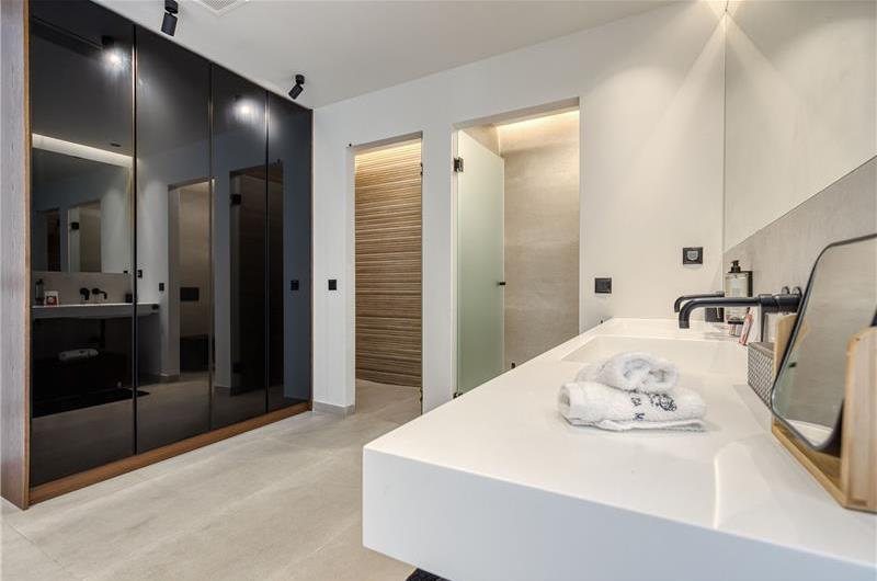 5 bedroom luxury seaside villa with indoor & outdoor pool, near Acharavi, sleeps 10