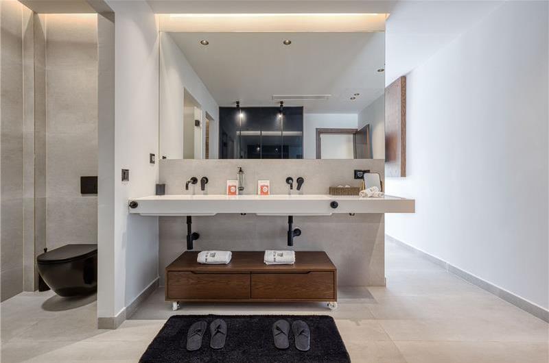 5 bedroom luxury seaside villa with indoor & outdoor pool, near Acharavi, sleeps 10