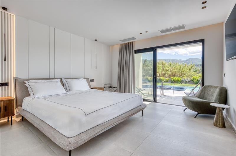 5 bedroom luxury seaside villa with indoor & outdoor pool, near Acharavi, sleeps 10