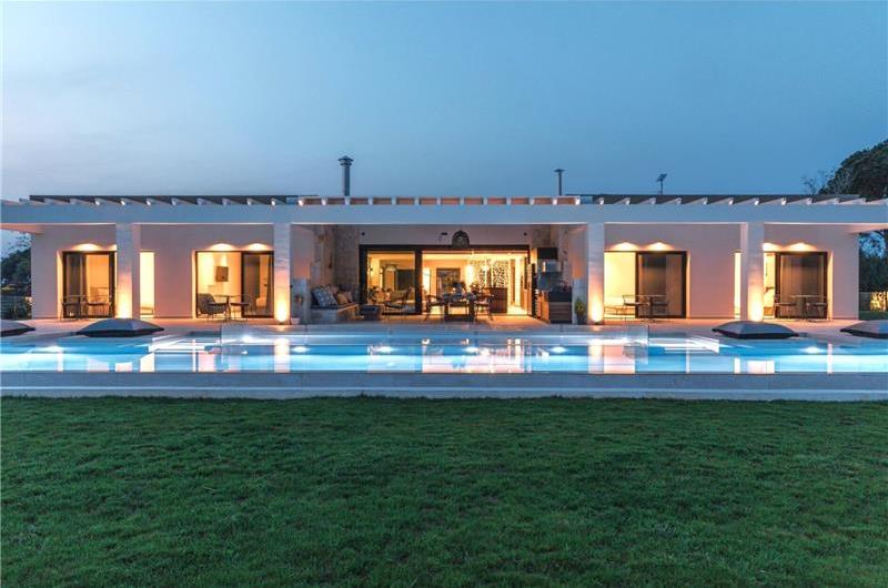 5 bedroom luxury seaside villa with indoor & outdoor pool, near Acharavi, sleeps 10