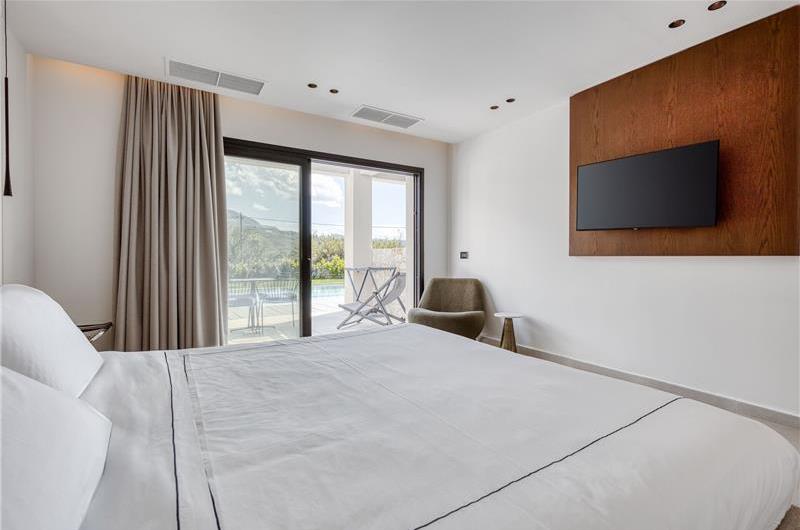 5 bedroom luxury seaside villa with indoor & outdoor pool, near Acharavi, sleeps 10