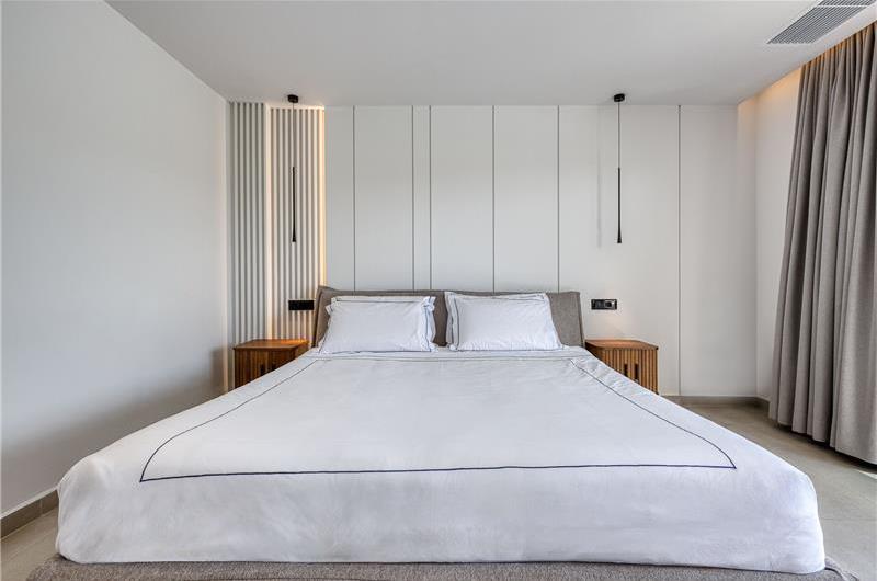 5 bedroom luxury seaside villa with indoor & outdoor pool, near Acharavi, sleeps 10