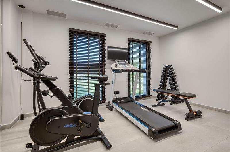 5 bedroom luxury seaside villa with indoor & outdoor pool, near Acharavi, sleeps 10