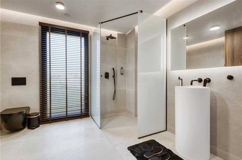 5 bedroom luxury seaside villa with indoor & outdoor pool, near Acharavi, sleeps 10