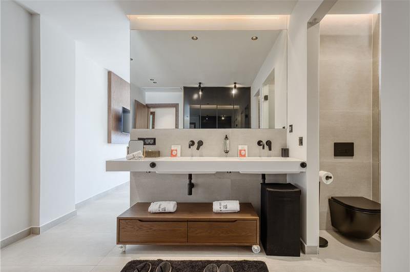 5 bedroom luxury seaside villa with indoor & outdoor pool, near Acharavi, sleeps 10