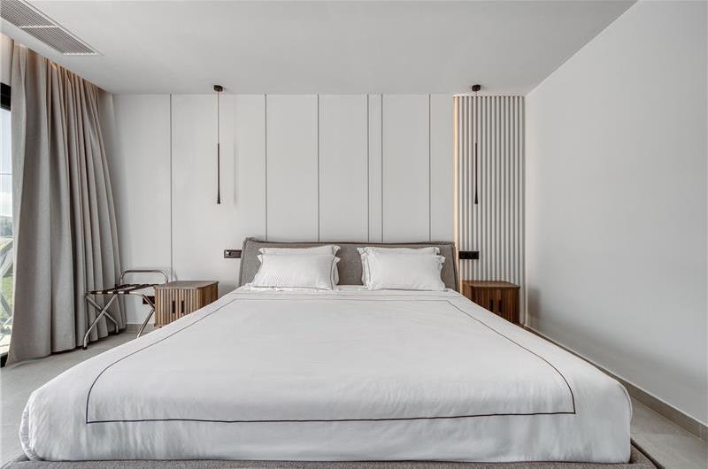 5 bedroom luxury seaside villa with indoor & outdoor pool, near Acharavi, sleeps 10