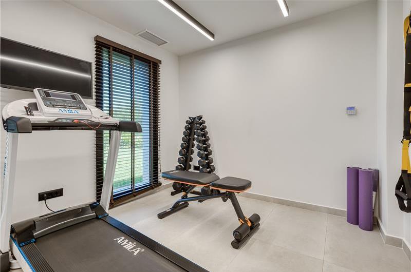 5 bedroom luxury seaside villa with indoor & outdoor pool, near Acharavi, sleeps 10