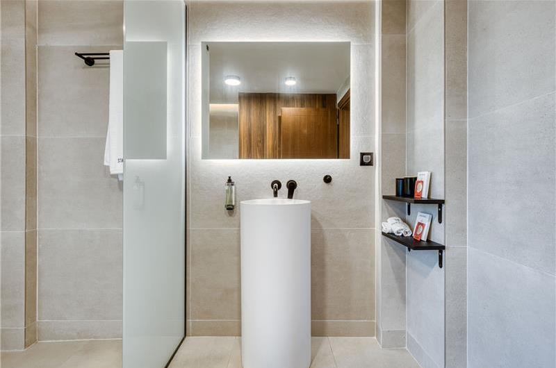 5 bedroom luxury seaside villa with indoor & outdoor pool, near Acharavi, sleeps 10