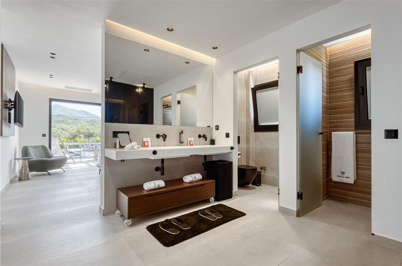 5 bedroom luxury seaside villa with indoor & outdoor pool, near Acharavi, sleeps 10