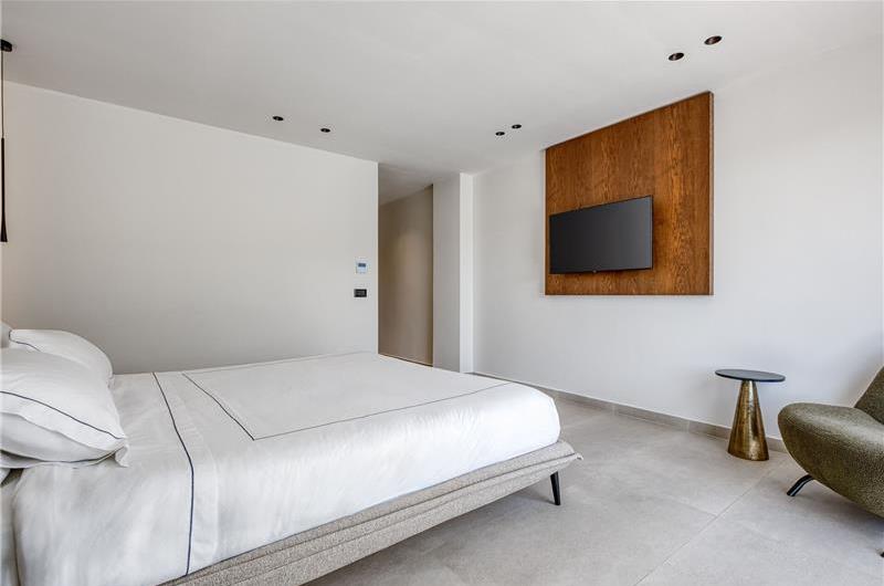 5 bedroom luxury seaside villa with indoor & outdoor pool, near Acharavi, sleeps 10