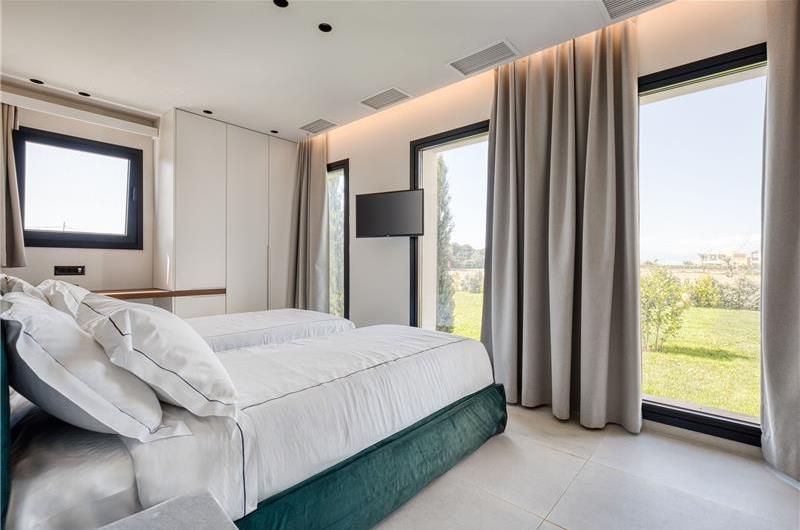 5 bedroom luxury seaside villa with indoor & outdoor pool, near Acharavi, sleeps 10