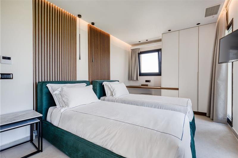 5 bedroom luxury seaside villa with indoor & outdoor pool, near Acharavi, sleeps 10