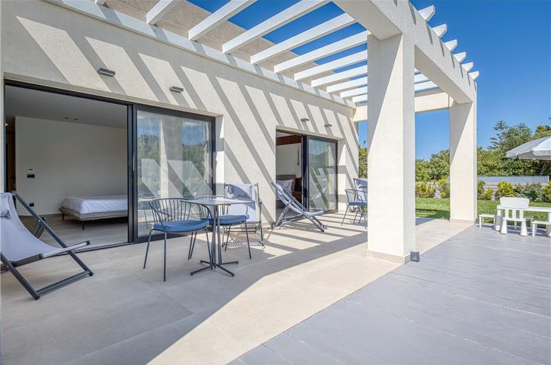 5 bedroom luxury seaside villa with indoor & outdoor pool, near Acharavi, sleeps 10