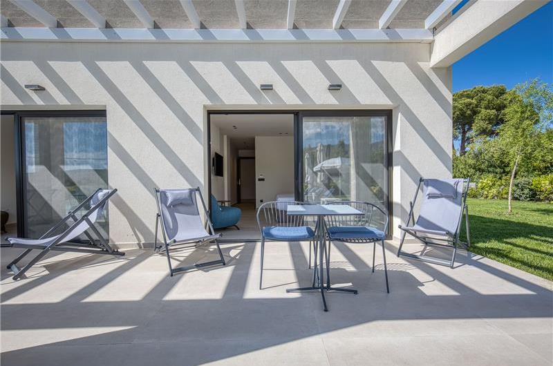 5 bedroom luxury seaside villa with indoor & outdoor pool, near Acharavi, sleeps 10