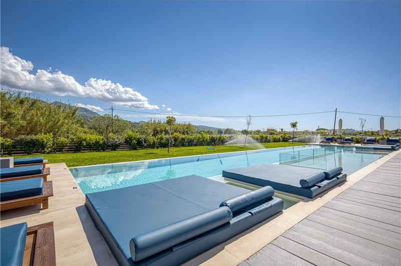 5 bedroom luxury seaside villa with indoor & outdoor pool, near Acharavi, sleeps 10