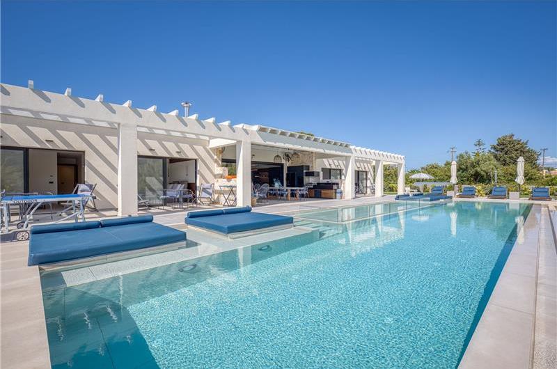 5 bedroom luxury seaside villa with indoor & outdoor pool, near Acharavi, sleeps 10