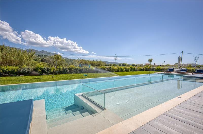 5 bedroom luxury seaside villa with indoor & outdoor pool, near Acharavi, sleeps 10