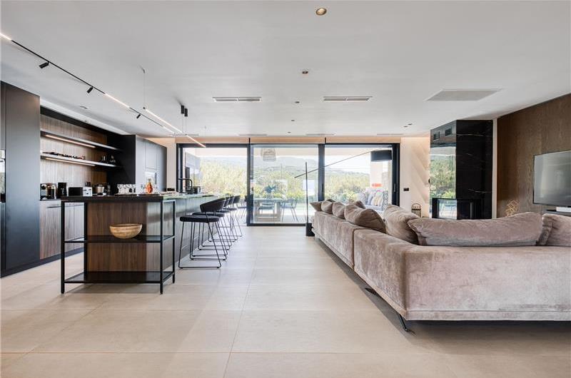 5 bedroom luxury seaside villa with indoor & outdoor pool, near Acharavi, sleeps 10