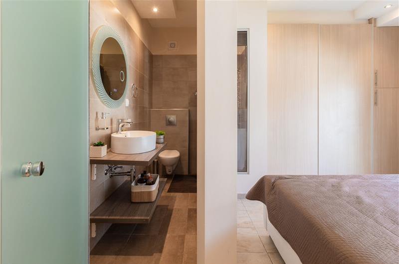 3 bedroom seaside villa with pool, Acharavi, sleeps 5