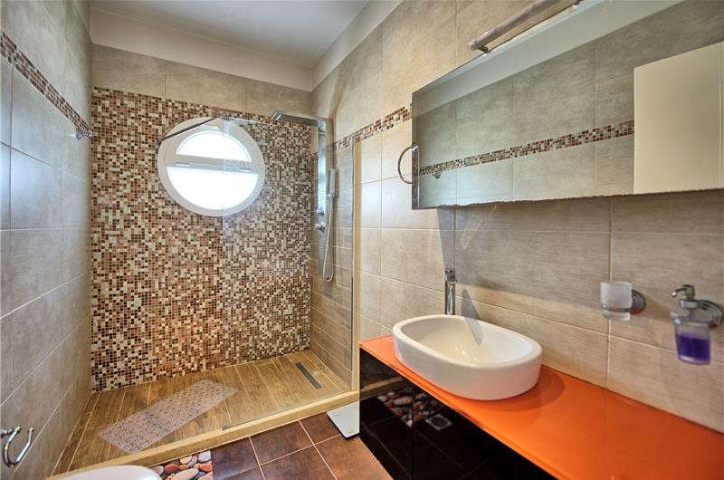 3 bedroom seaside villa with pool, Acharavi, sleeps 5