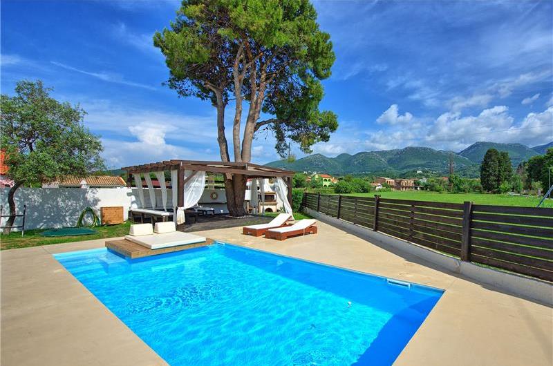 3 bedroom seaside villa with pool, Acharavi, sleeps 5