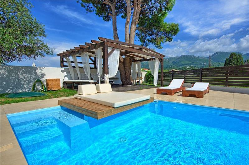 3 bedroom seaside villa with pool, Acharavi, sleeps 5