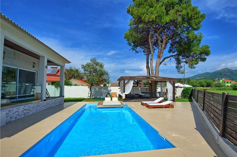 3 bedroom seaside villa with pool, Acharavi, sleeps 5