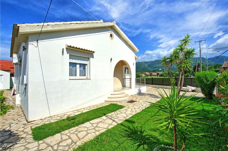 3 bedroom seaside villa with pool, Acharavi, sleeps 5