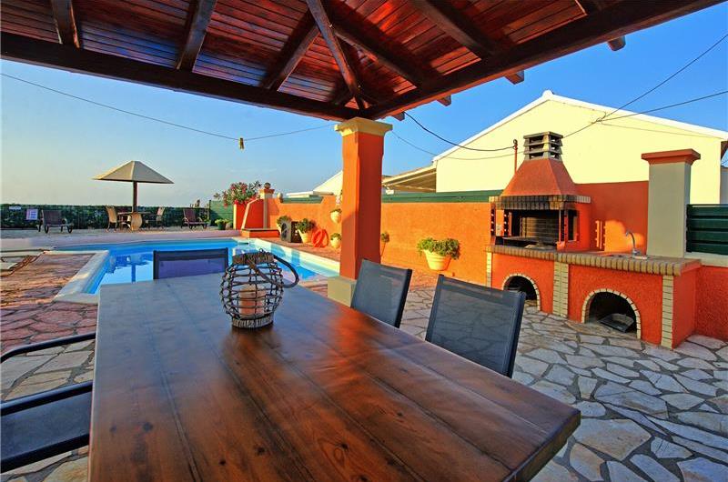 3 bedroom seaside villa with pool, Acharavi, sleeps 6