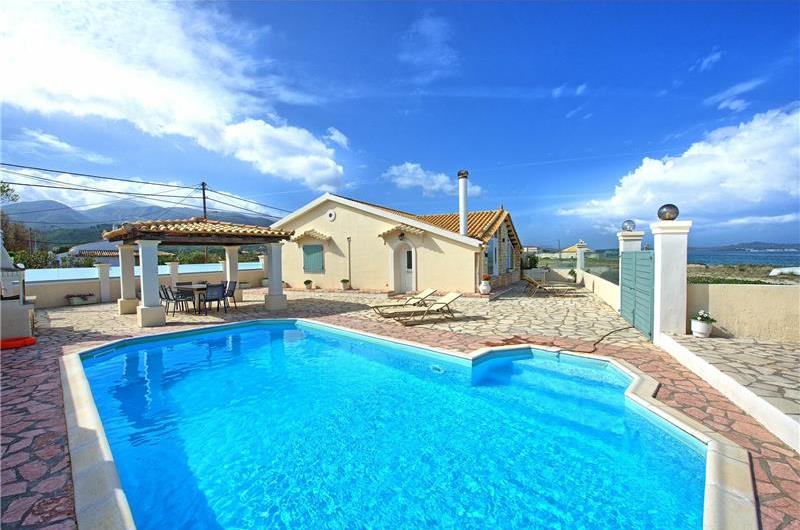 3 bedroom seaside villa with pool, Acharavi, sleeps 6