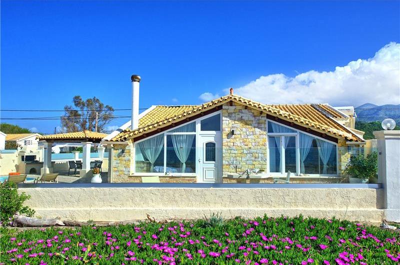 3 bedroom seaside villa with pool, Acharavi, sleeps 6