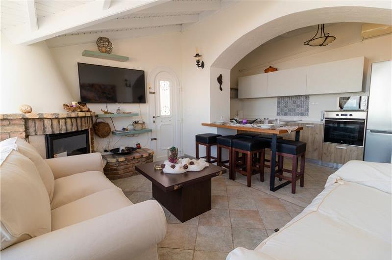 3 bedroom seaside villa with pool, Acharavi, sleeps 6