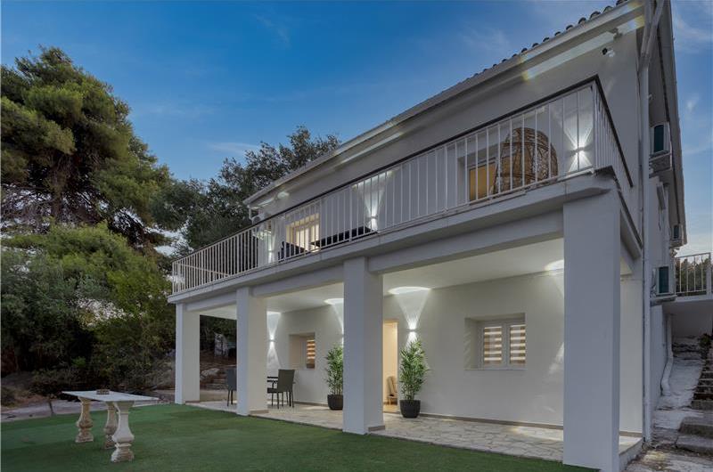 4 bedroom villa with pool by the sea, near Corfu town, sleeps 8