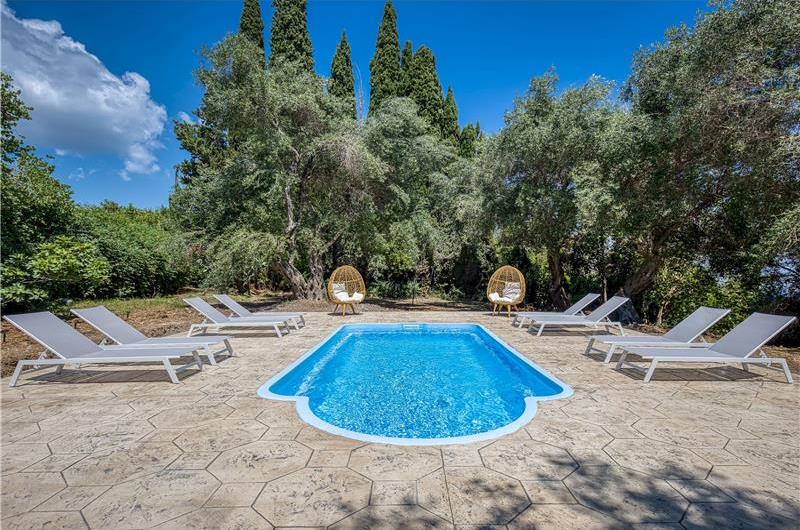 4 bedroom villa with pool by the sea, near Corfu town, sleeps 8