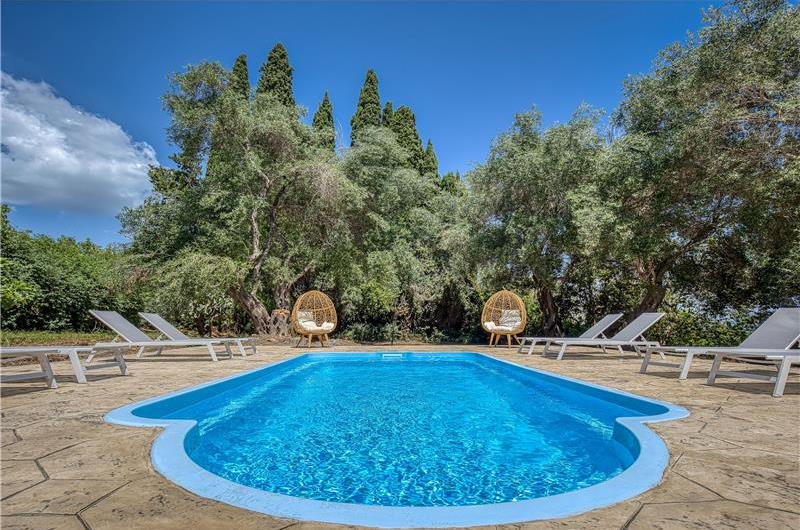 4 bedroom villa with pool by the sea, near Corfu town, sleeps 8